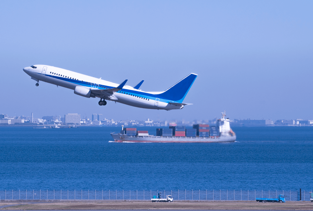 飛行機で輸入している写真